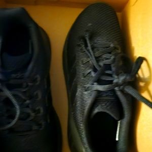 Adidas Questar flow size 3.5